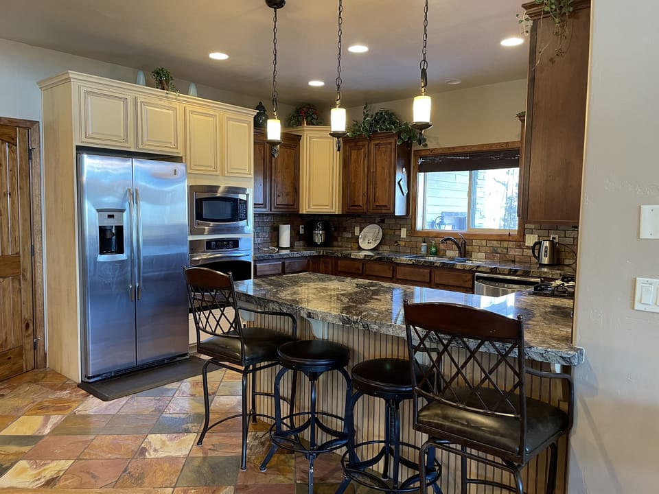  built in fridge / top line appliances, air fryer, toaster oven, kettle, coffee