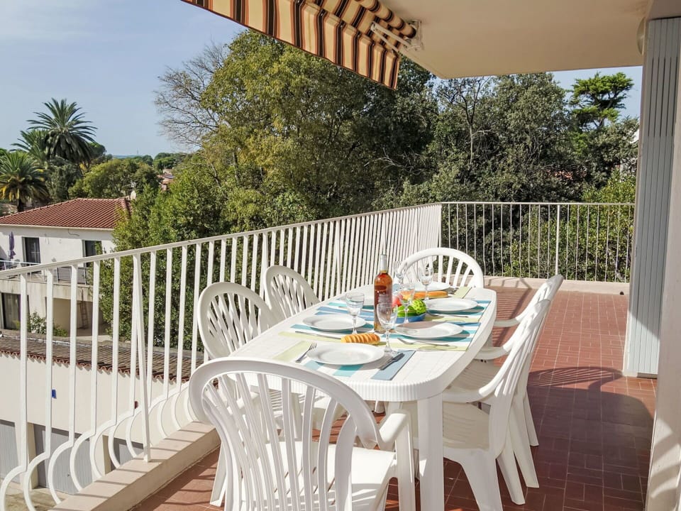 Table, Property, Furniture, Building, Chair, Tree, Sky, Wood, Outdoor Table, Outdoor Furniture