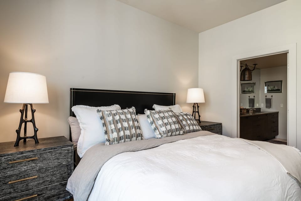 Queen bedroom with ensuite bathroom.