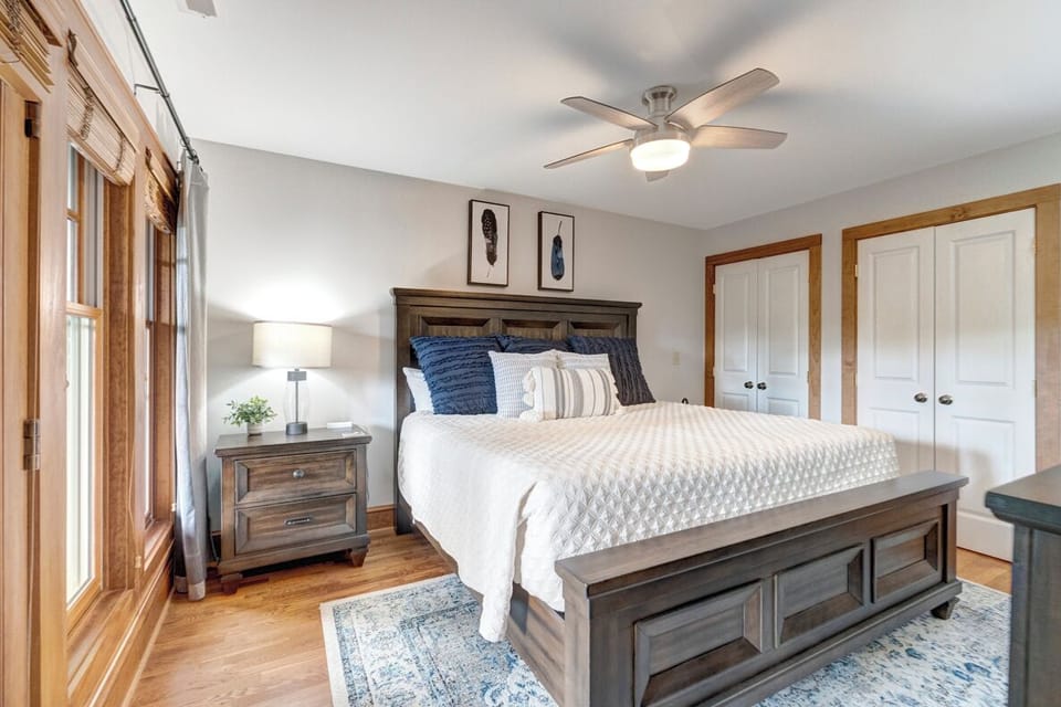 Guest Bedroom--- King Size Bed, Downstairs