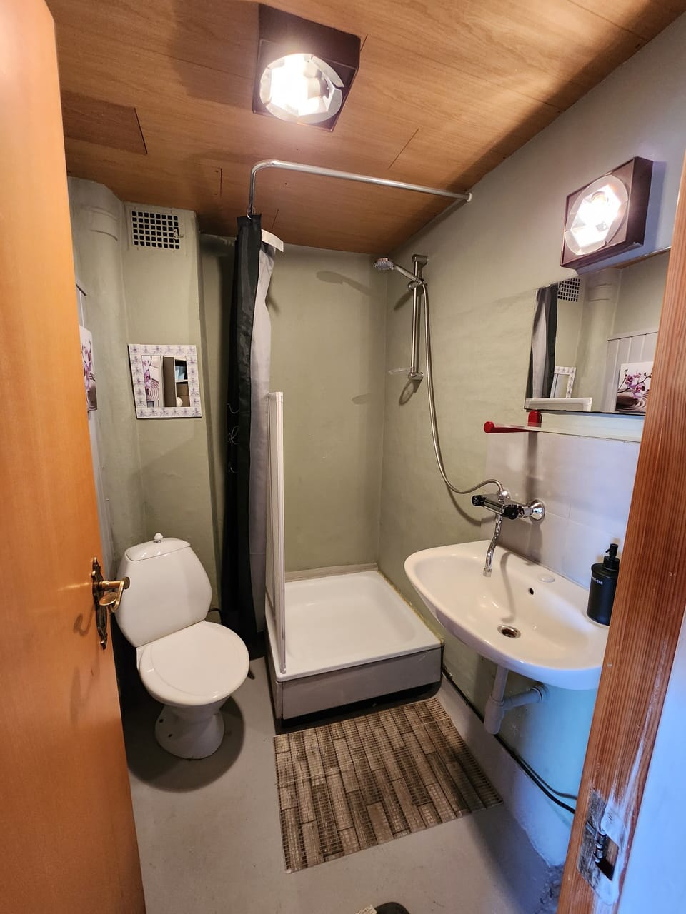 Basic Double Room | Bathroom | Shower, towels