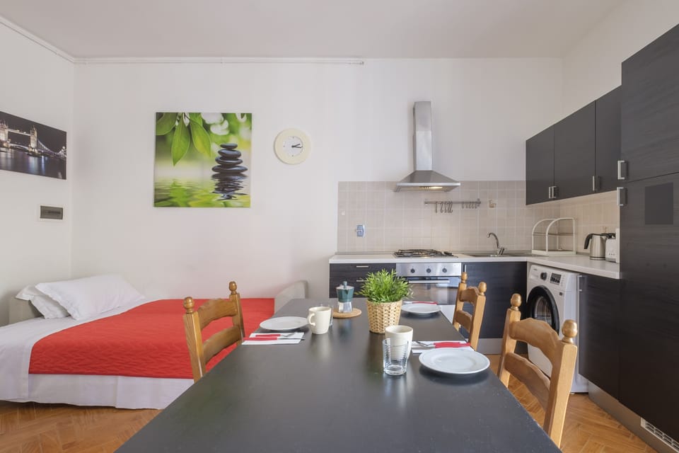 Apartment | Living area | Flat-screen TV