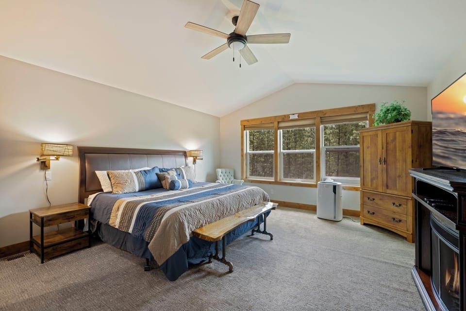 Upper Floor – Master Bedroom 1 - King Bed + En Suite Bathroom
