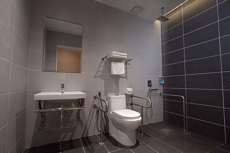 Shower, rainfall showerhead, bidet, towels