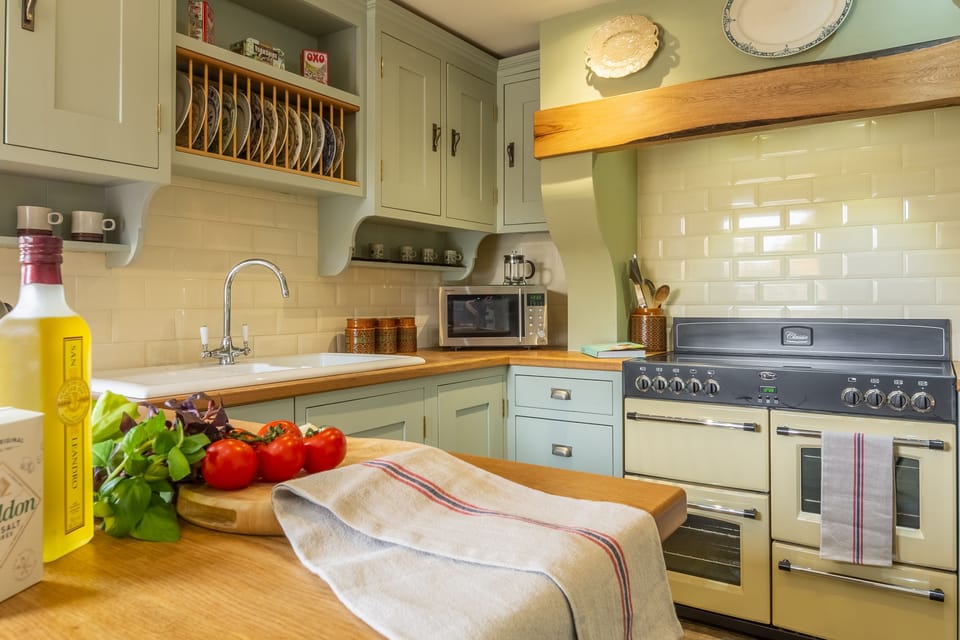 Ground floor:  Traditional, fully equipped kitchen