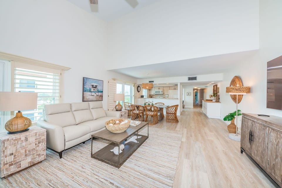 Great Room - looking towards the kitchen