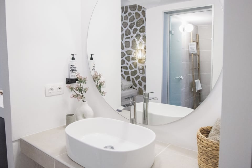 Superior Double Room | Bathroom | Shower, rainfall showerhead, hair dryer, towels