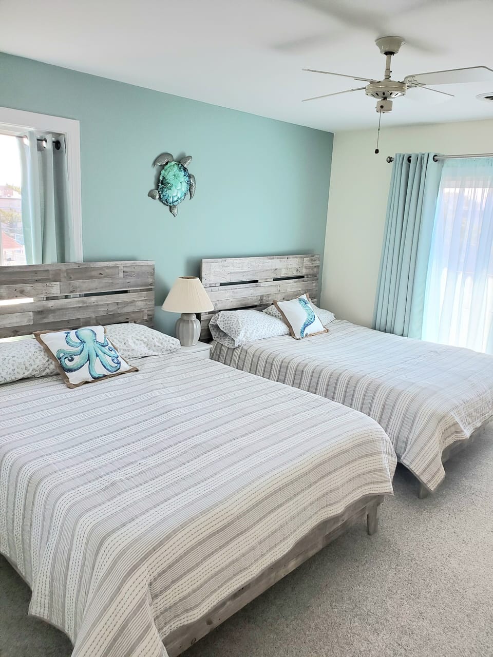 2 queen beds, Tempurpedic mattress large closet, dresser, soaking tub, shower. 