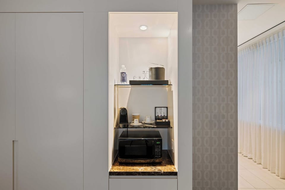 Classic Room, 1 King Bed | Premium bedding, in-room safe, desk, laptop workspace