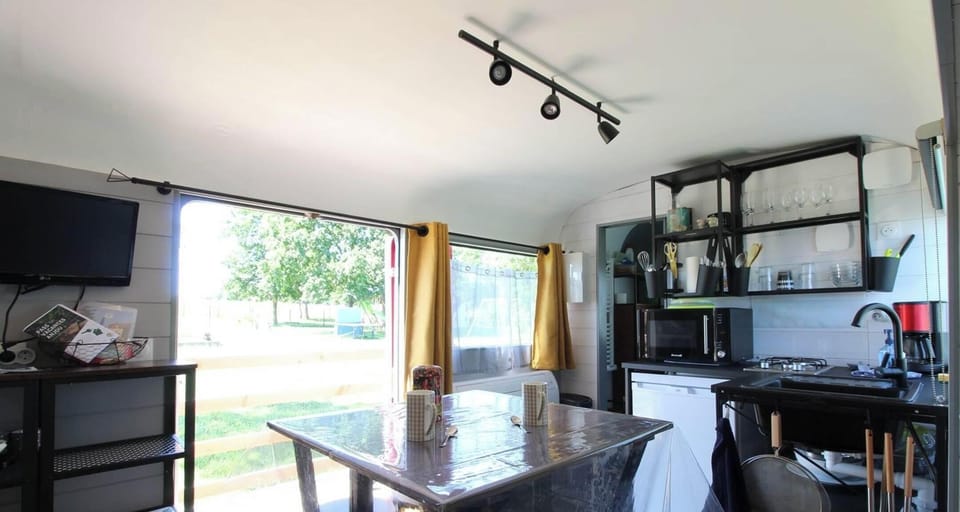 12 Gite la chevalerie 49170 roulotte loge des clowns