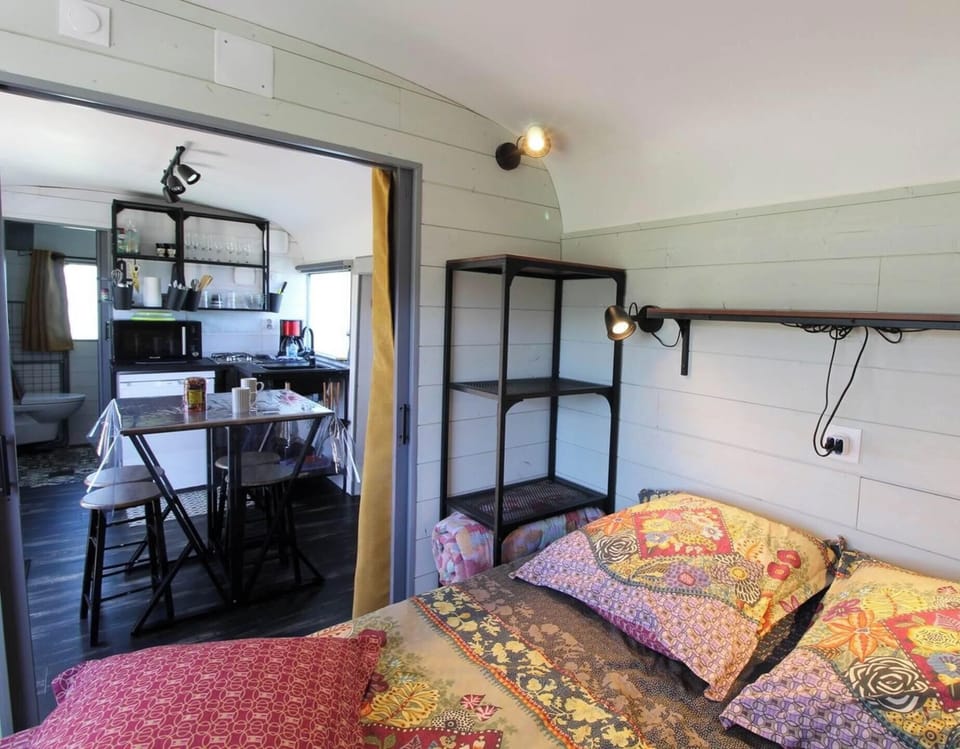 8 Gite la chevalerie 49170 roulotte loge des clowns