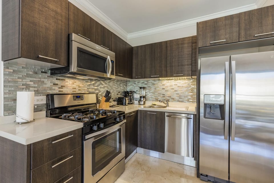 A complete kitchen with sufficient storage.