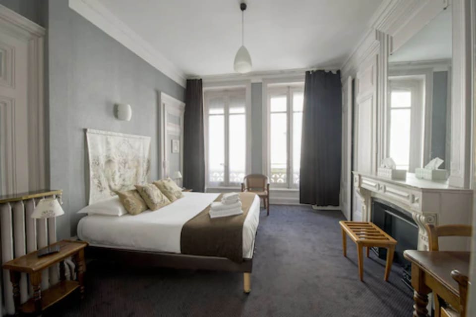 Club Double Room, 1 Queen Bed | In-room safe, individually decorated, individually furnished, desk
