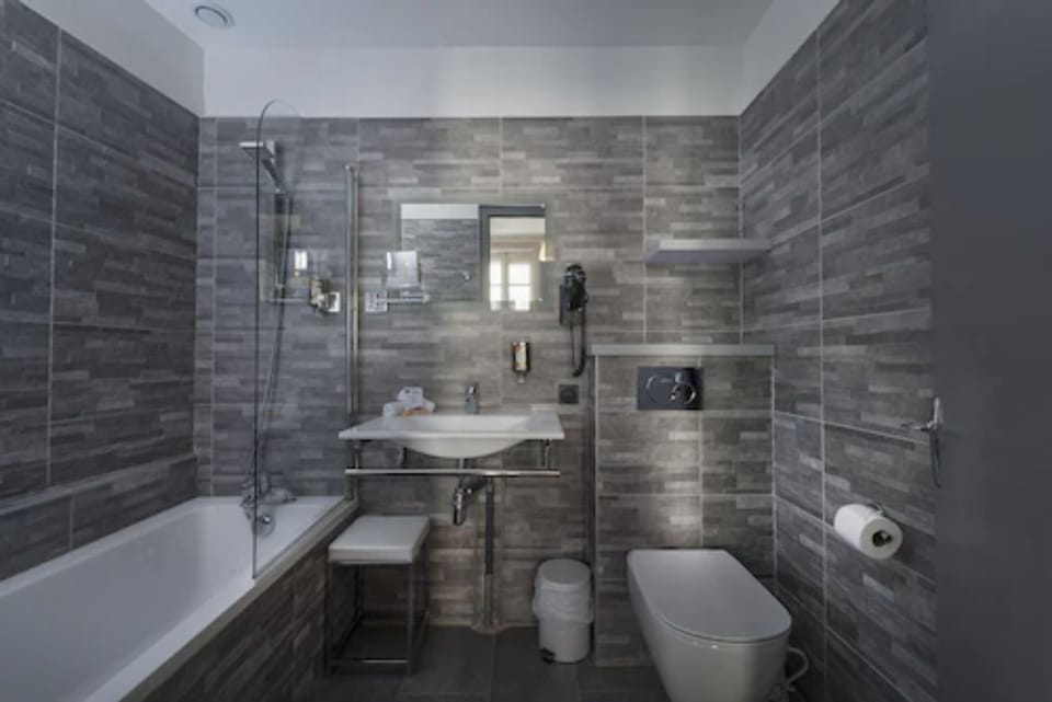 Club Double Room, 1 Queen Bed | Bathroom | Free toiletries, hair dryer, towels