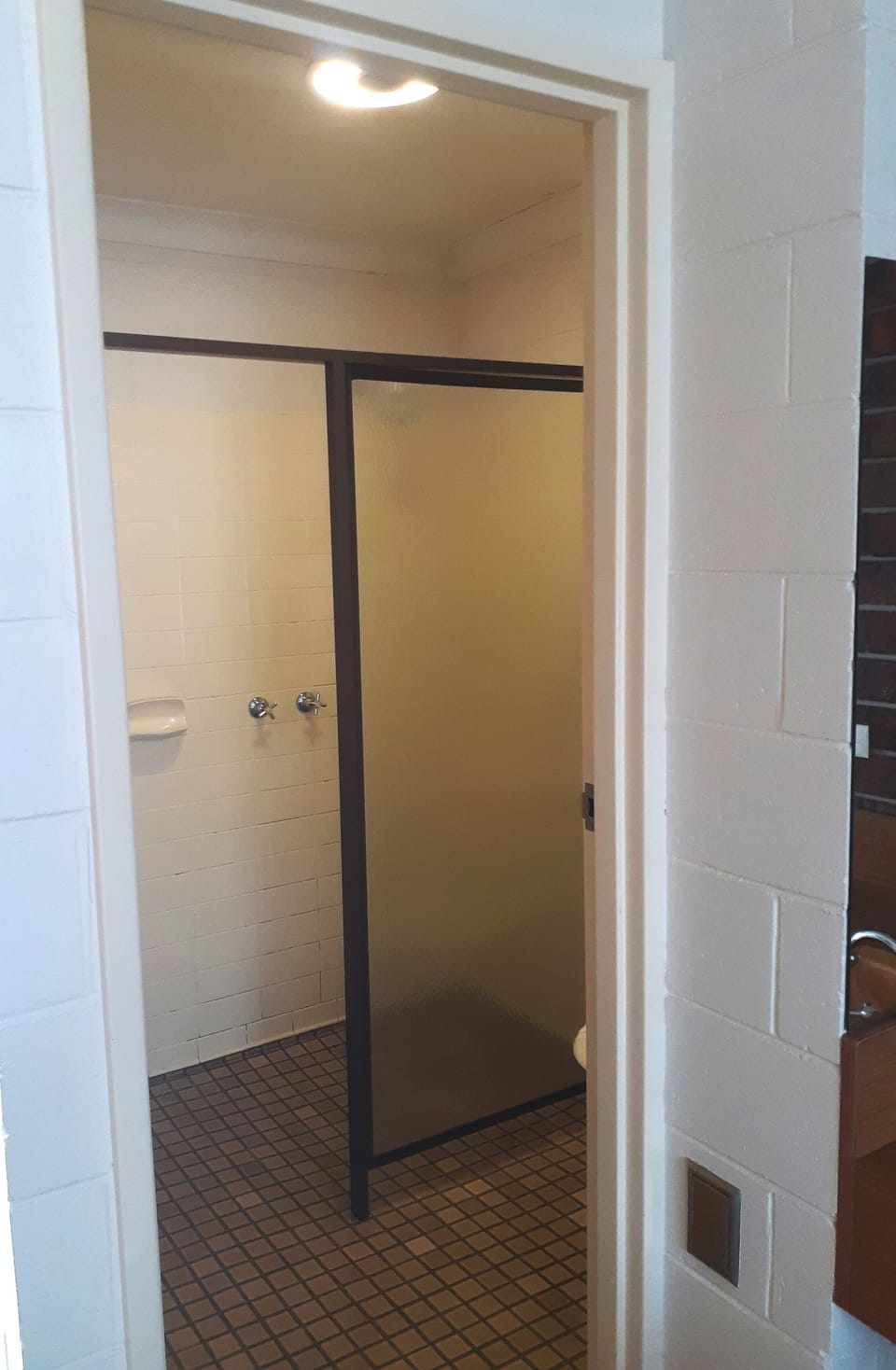 Twin Room (1 Queen bed and 1 Single bed) | Bathroom | Shower, free toiletries, hair dryer, towels