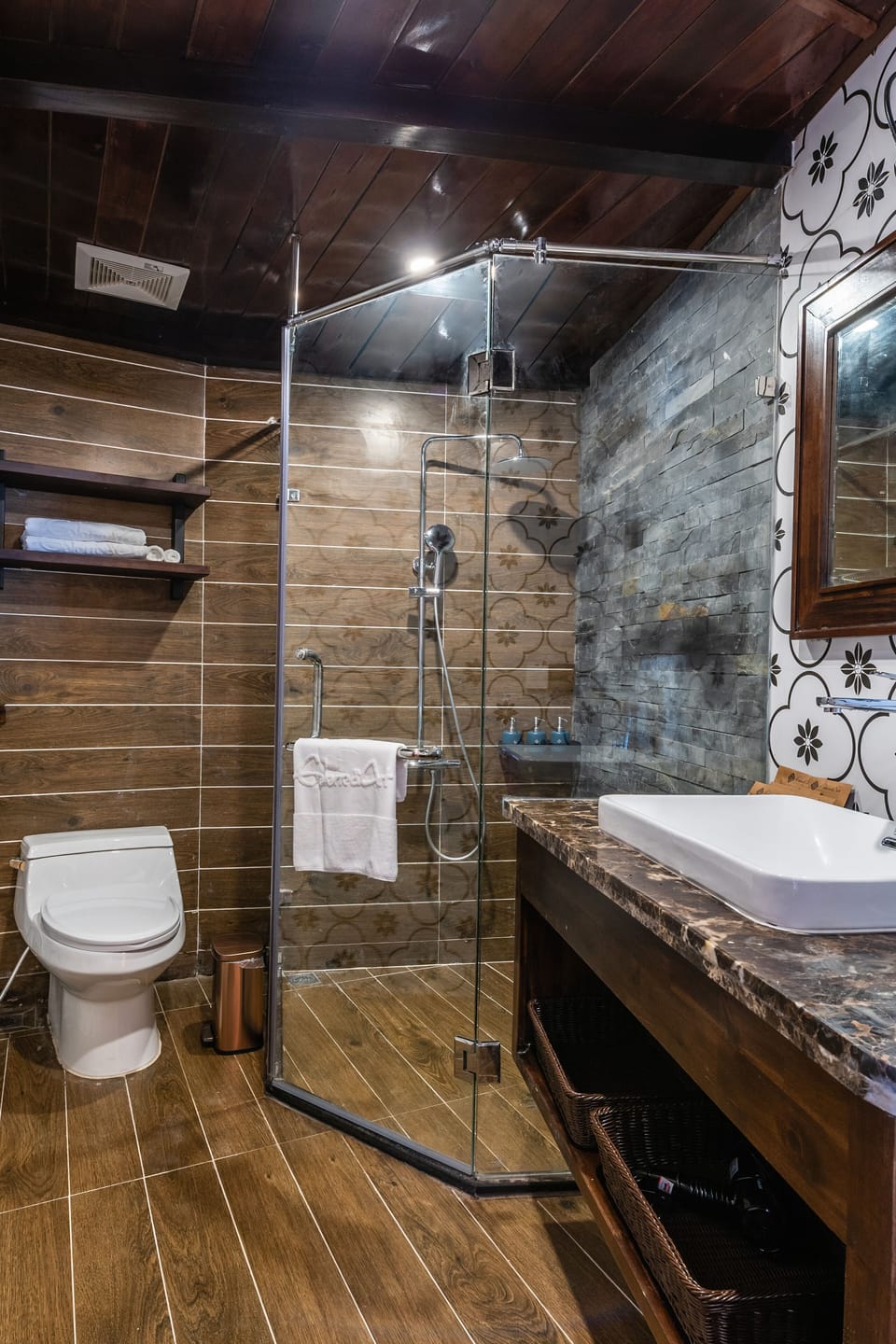Family Suite | Bathroom | Shower, hydromassage showerhead, free toiletries, hair dryer
