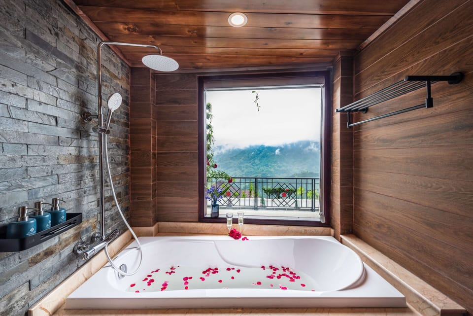 Super Deluxe | Bathroom | Shower, hydromassage showerhead, free toiletries, hair dryer