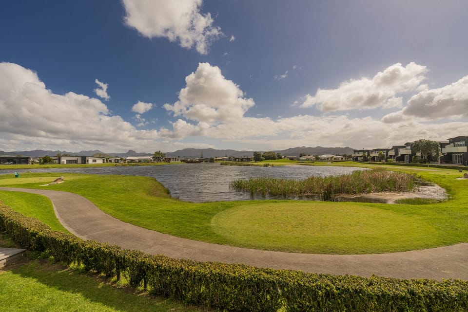 The golf course is right there!