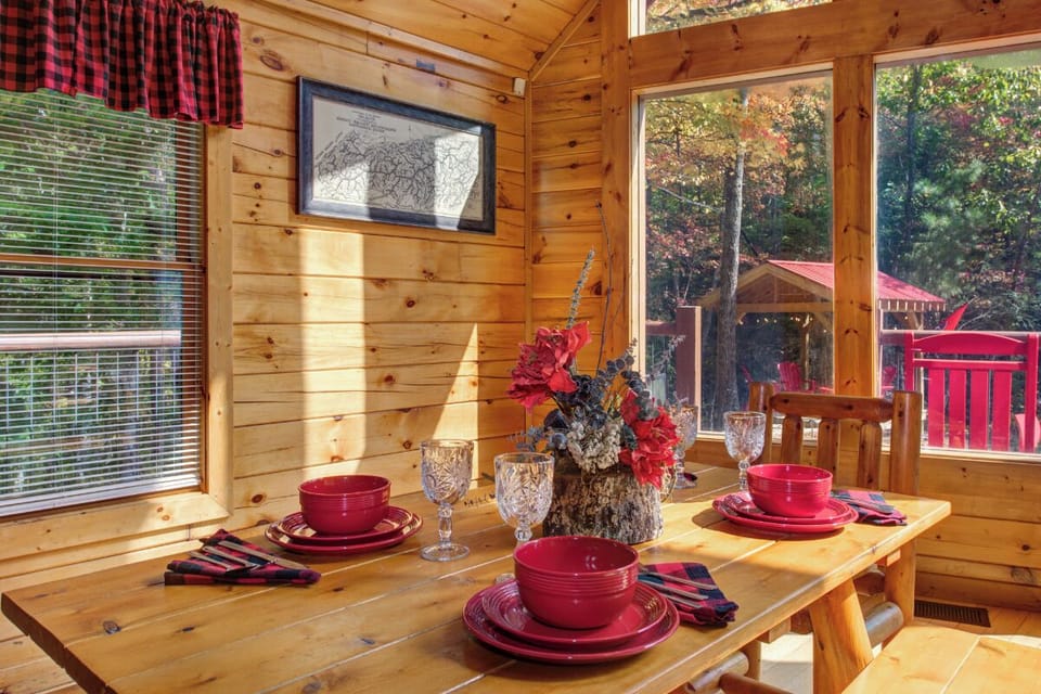 Can't Bear to Leave's inviting dining area