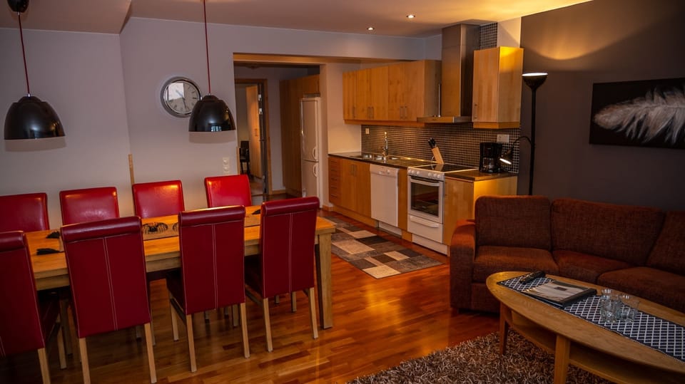 Eight-bed apartment | Private kitchen | Dining table