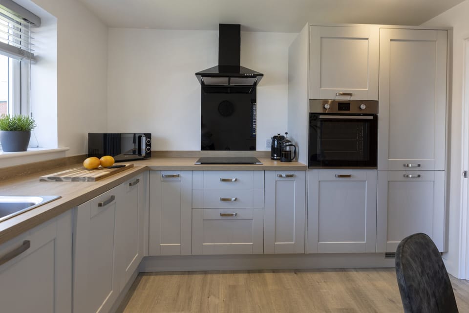 Bungalow, Private Bathroom | Shared kitchen | Dining table