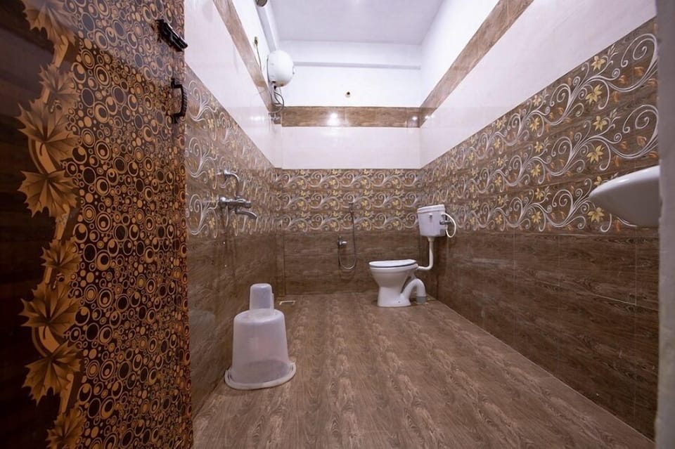 Family Suite | Bathroom | Shower, rainfall showerhead, towels