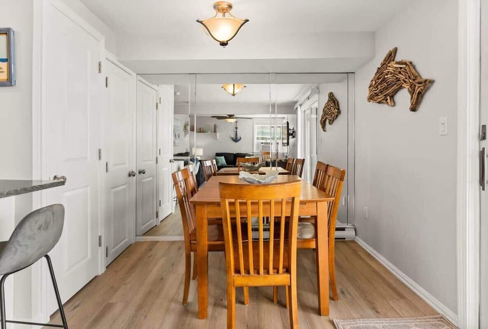 Dedicated dining area, in addition to the breakfast bar.