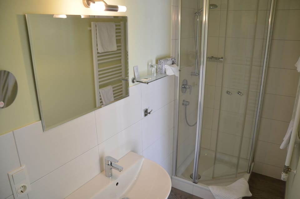 Standard Single Room, Non Smoking | Bathroom | Shower, free toiletries, hair dryer, bathrobes