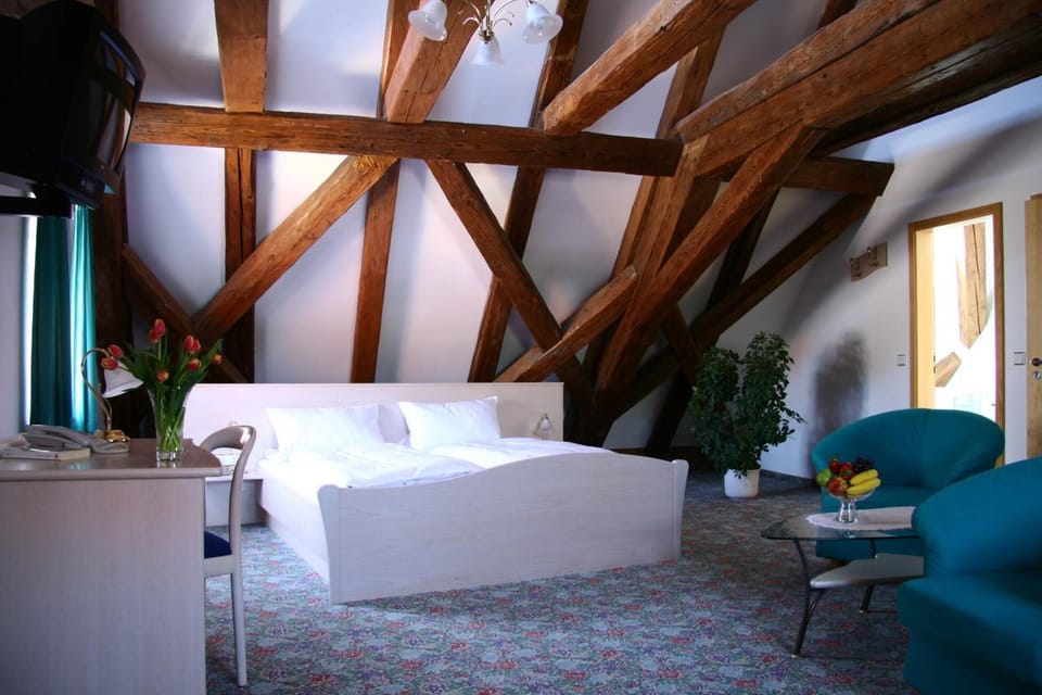 Hypo-allergenic bedding, down comforters, in-room safe