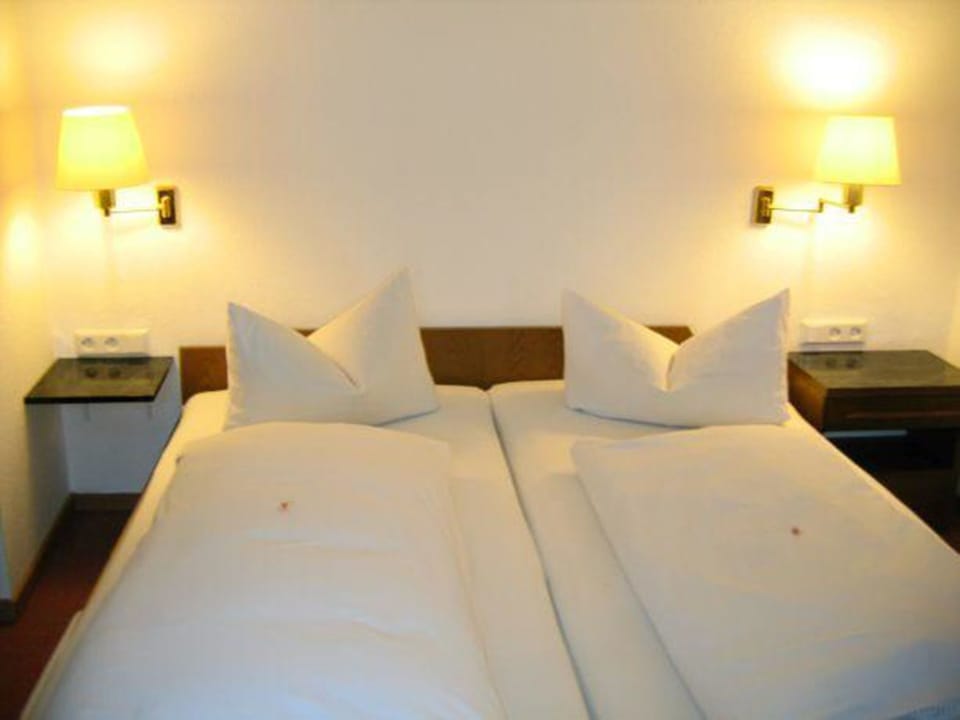 Double Room | Desk, free cribs/infant beds, rollaway beds, free WiFi
