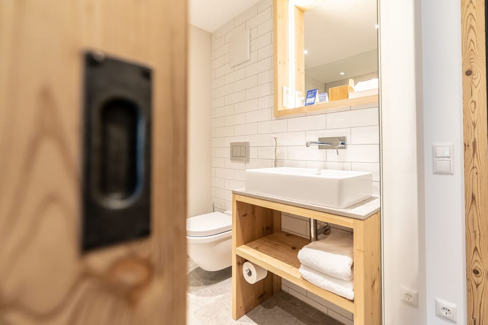 Double Room | Bathroom | Free toiletries, hair dryer, bathrobes, slippers