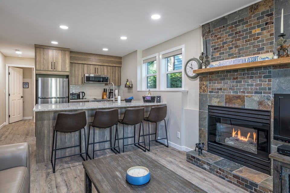  Breakfast Bar - Seats 4