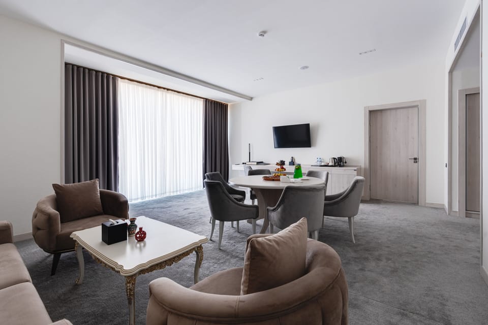 Royal Room | Minibar, in-room safe, laptop workspace, blackout drapes