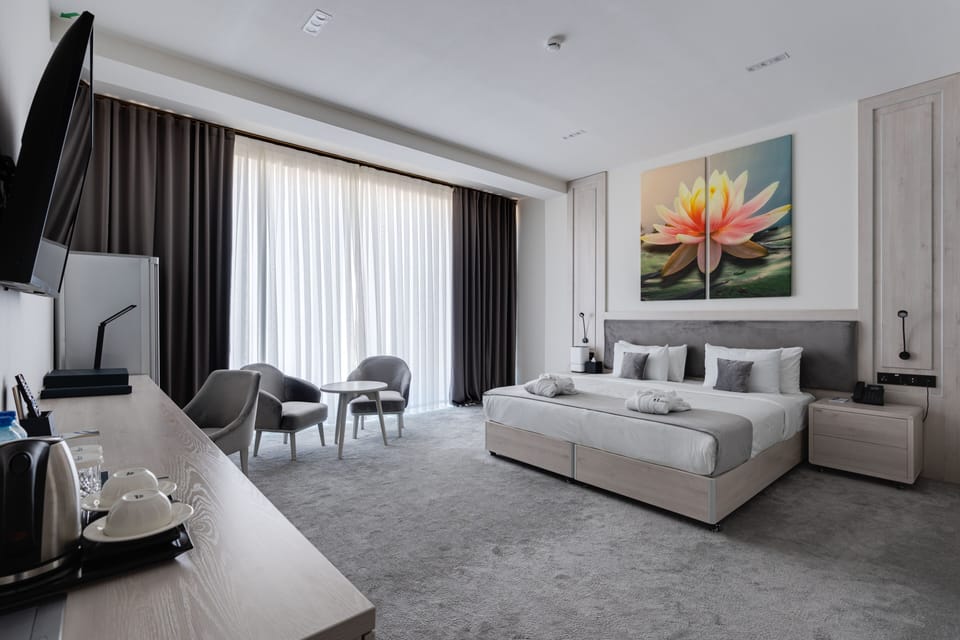 Royal Room | Minibar, in-room safe, laptop workspace, blackout drapes