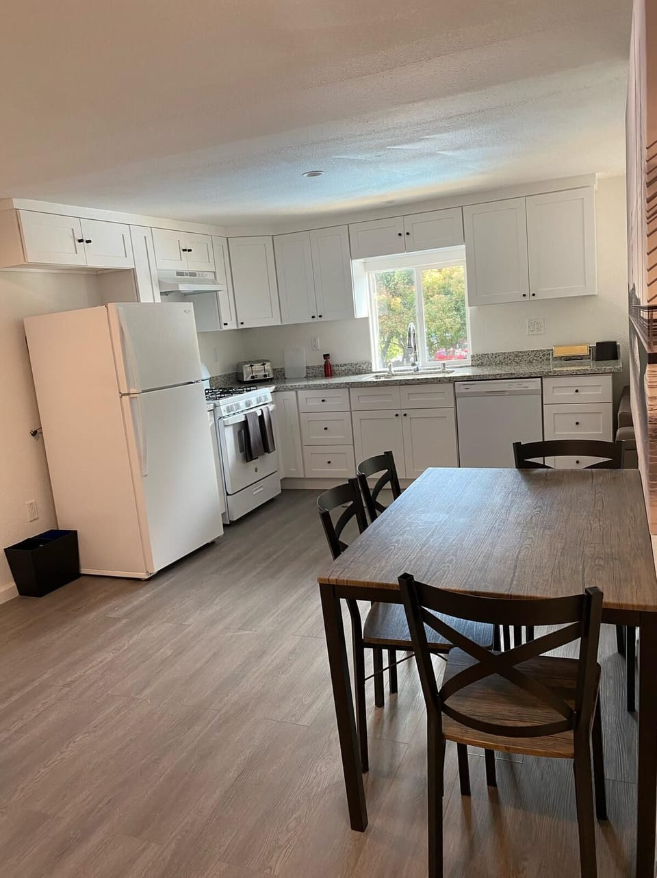Dining & Kitchen