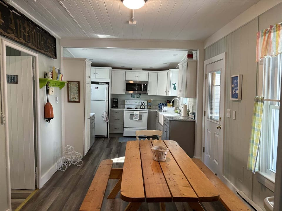 Eat-in kitchen
