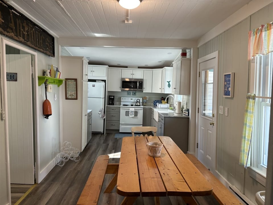 Eat-in kitchen