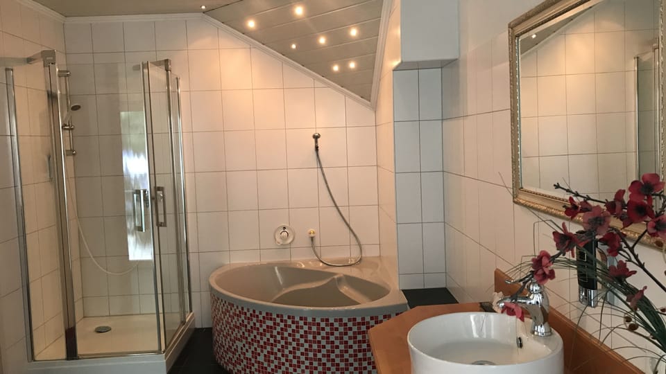 Comfort Double Room | Deep soaking bathtub