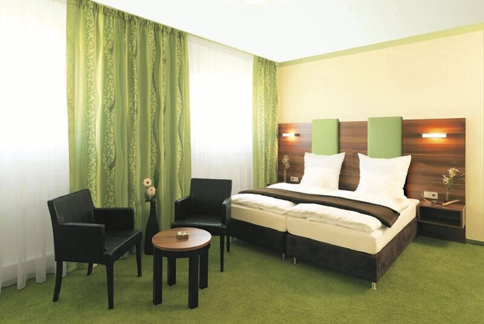 Desk, soundproofing, cribs/infant beds, free WiFi