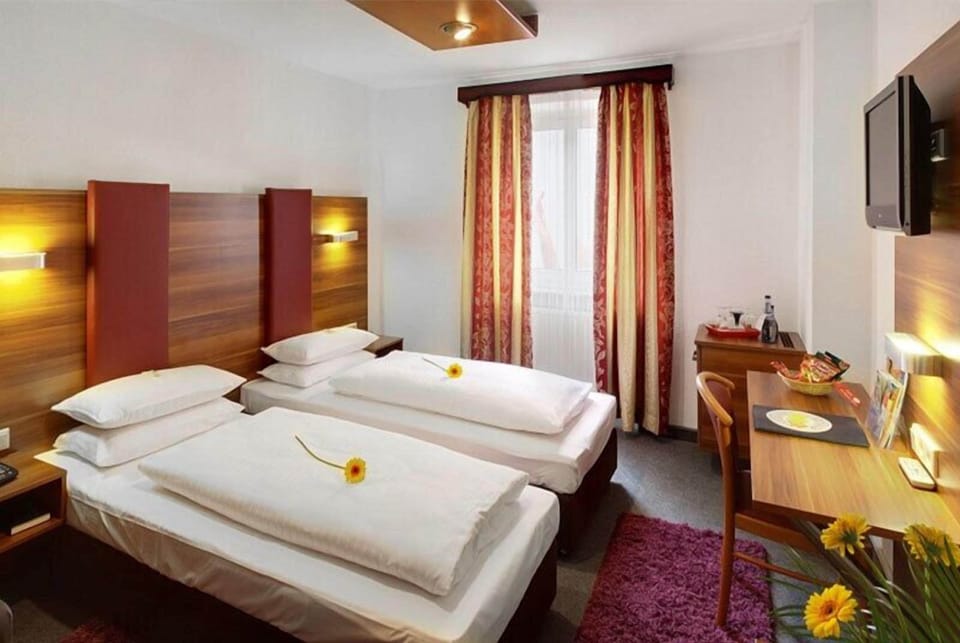 Desk, soundproofing, cribs/infant beds, free WiFi