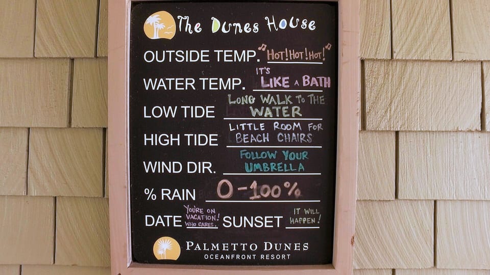 Dunes House offers beachside bar and restaurant