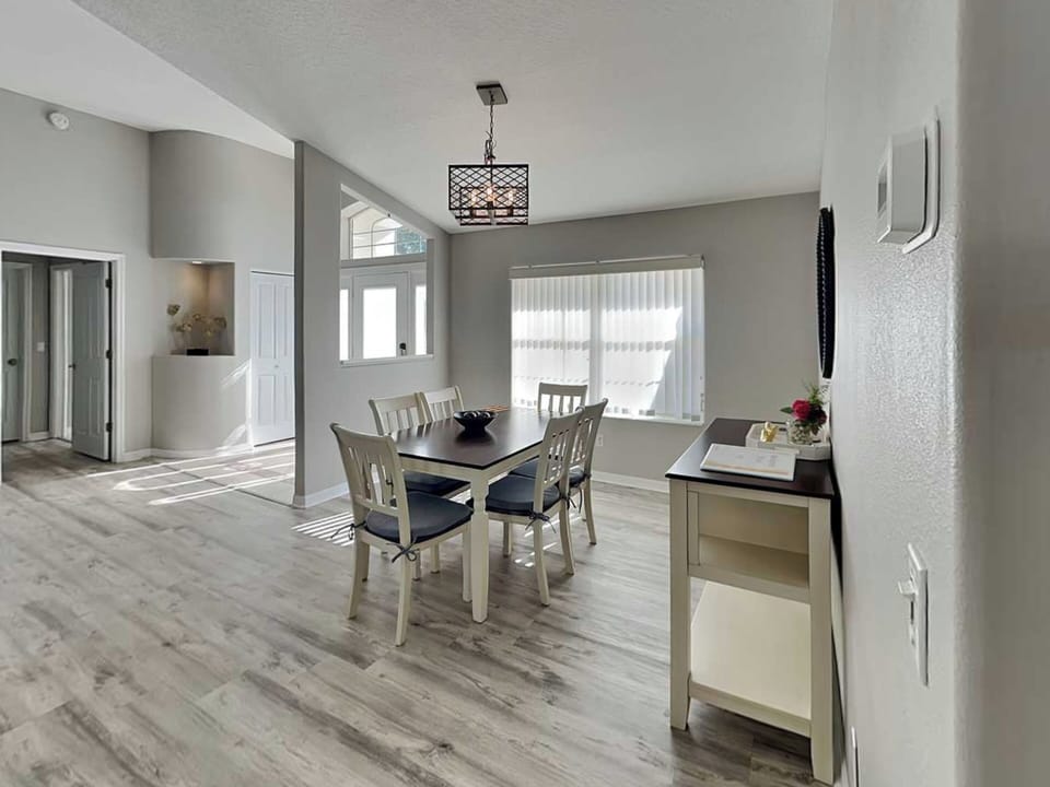 Dining Area - Seating for Six