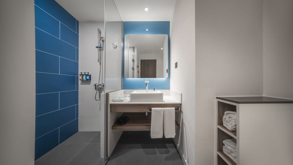 Shower, rainfall showerhead, free toiletries, hair dryer