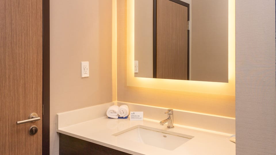 Shower, free toiletries, hair dryer