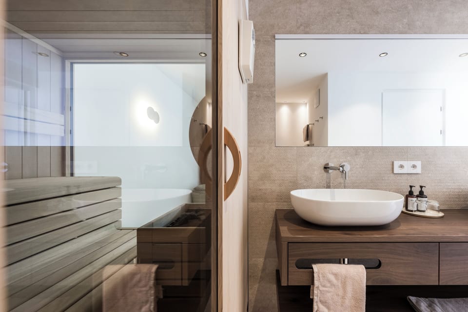 Premier Suite | Bathroom | Free toiletries, hair dryer, bathrobes, slippers