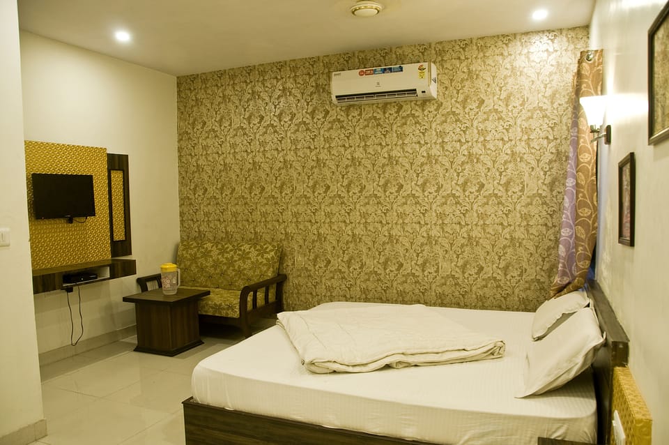 Classic Double Room | Individually decorated, individually furnished, iron/ironing board