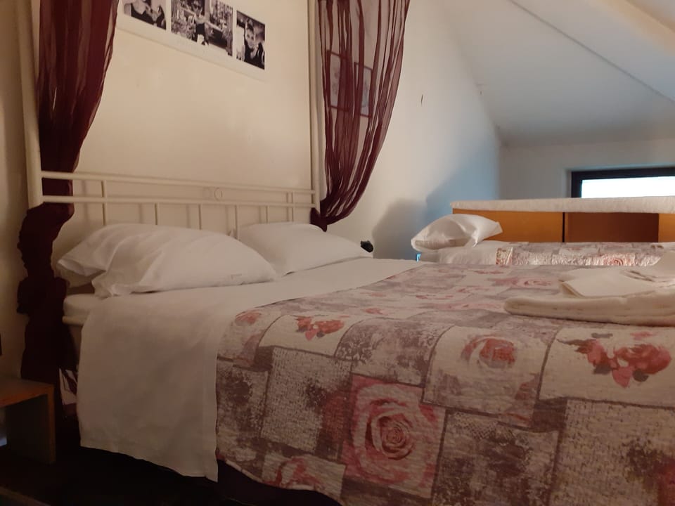 Classic Studio | Desk, iron/ironing board, free WiFi, bed sheets