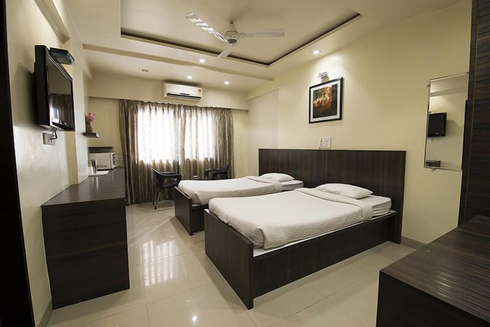 Deluxe Room, 1 Double Bed | In-room safe, desk, iron/ironing board, free WiFi