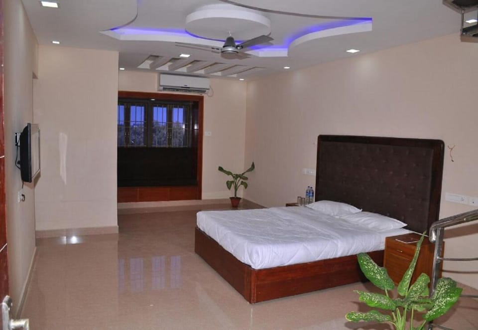 Desk, rollaway beds, bed sheets
