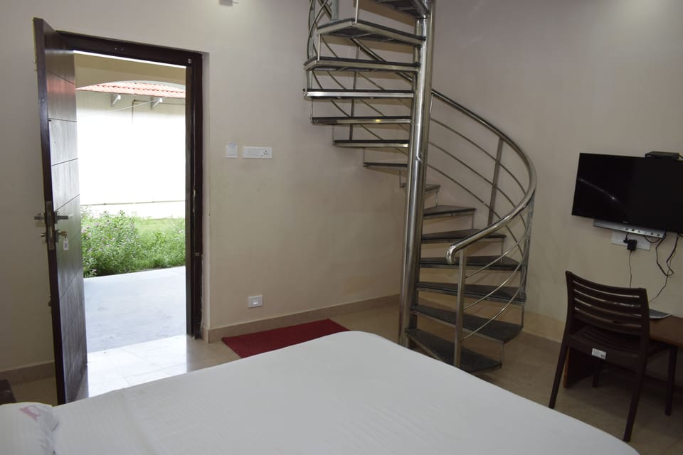 Desk, rollaway beds, bed sheets